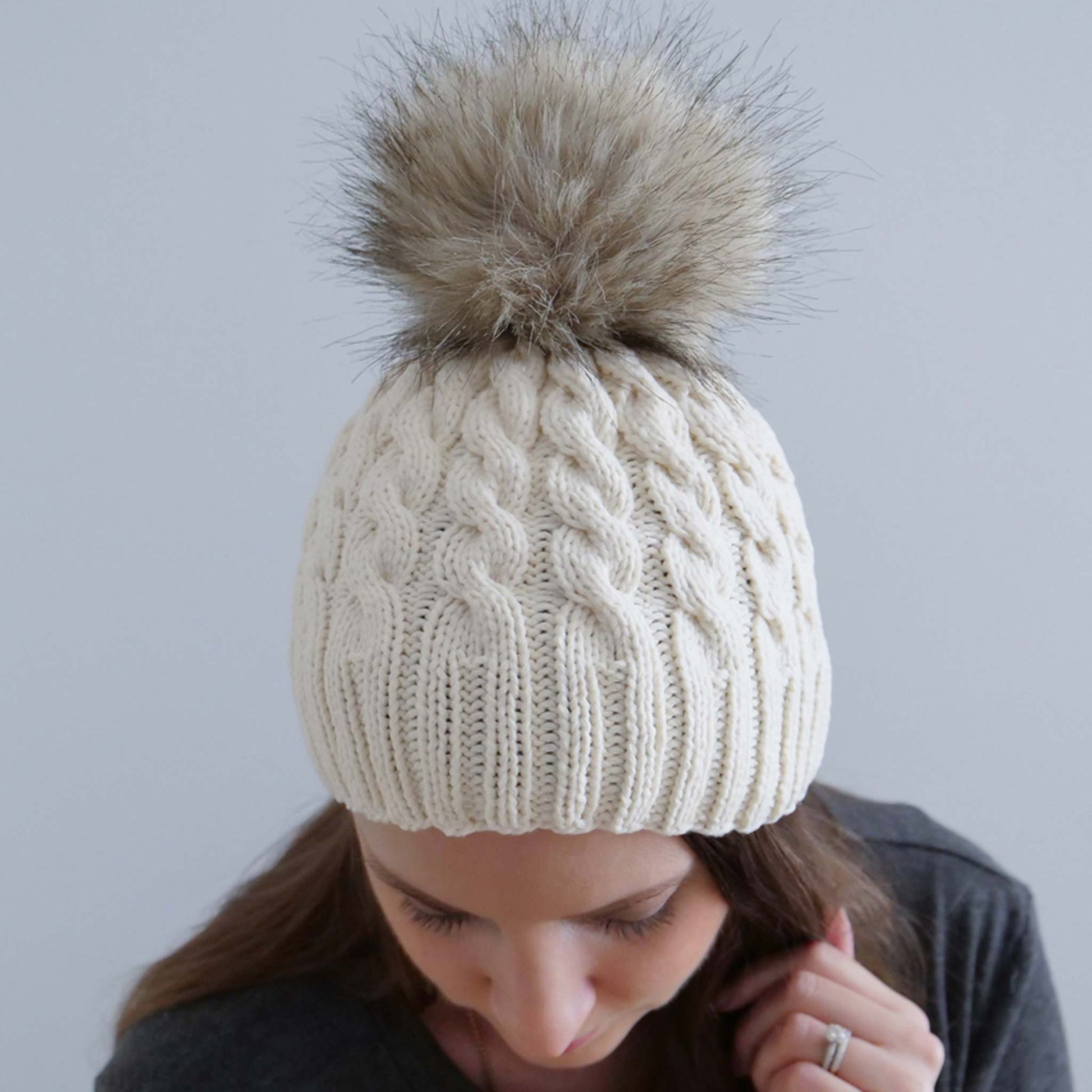 Cable knit beanie with fur pompom (+ the free knitting pattern I used) 